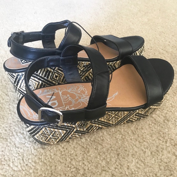 🔥2 x $25🔥DV “Brynn” tribal print platform sandal - Picture 5 of 6